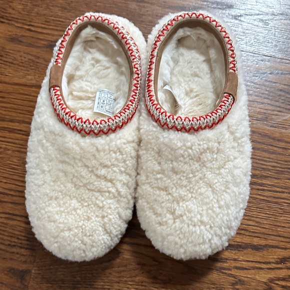 UGG Shoes - Ugg women’s Cozy Cream Slippers
